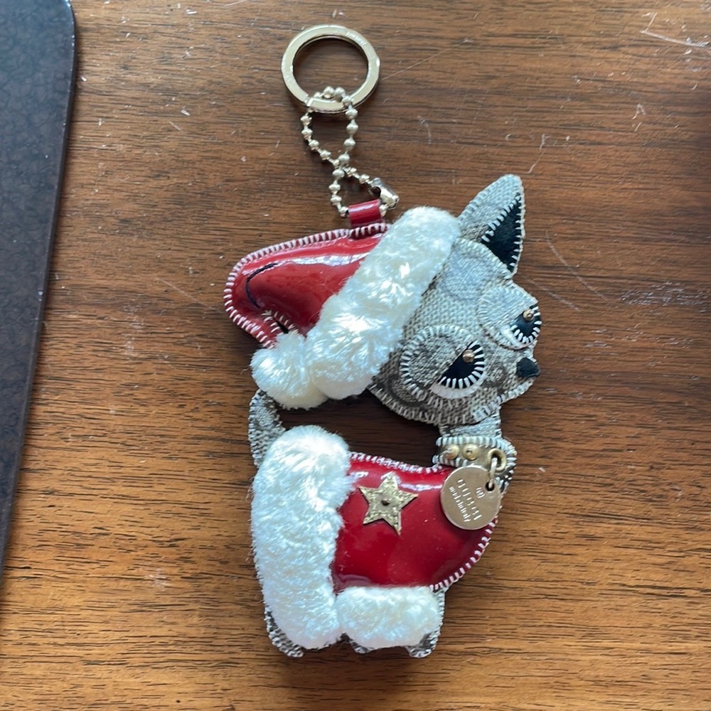 Adorable Gucci key chain